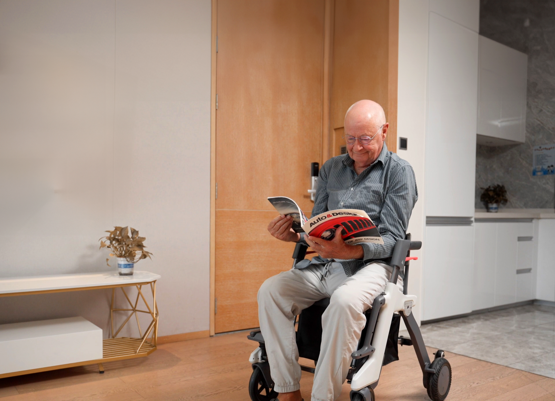 Roamate Hero Lifestyle - Person with 3-in-1 mobility device